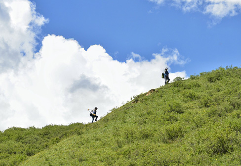 測繪戰(zhàn)士在青海，山下的測繪尖兵