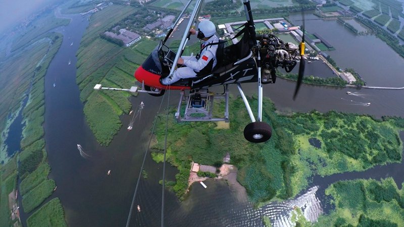 測繪地理信息工作人員利用三角翼在白洋淀進(jìn)行航空測繪，為雄安新區(qū)規(guī)劃、選址和建設(shè)提供保障服務(wù)
